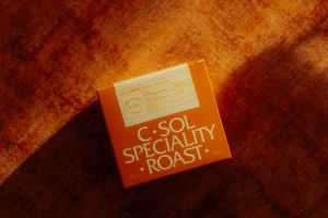 Hohlrieder Kaffeehaus Kaffeeschaum wird verziert