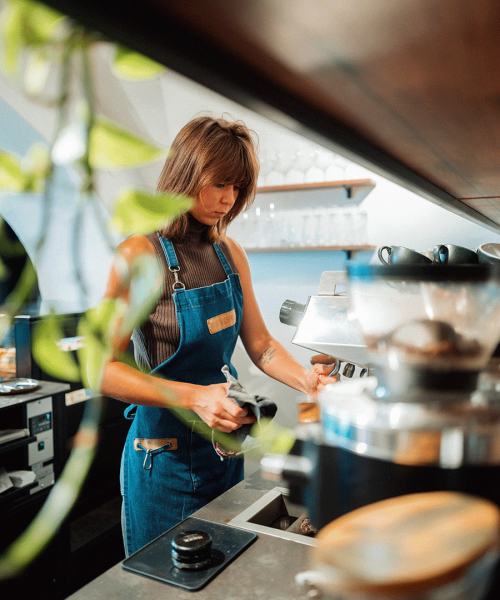 Hohlrieder Kaffeehaus gefüllte Kaffeetassen
